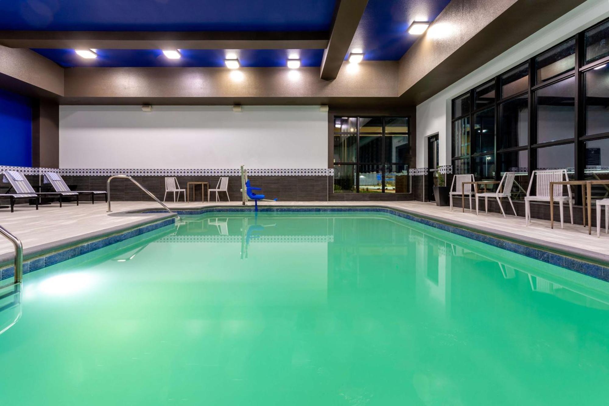 Hilton Garden Inn Hays, Ks Екстериор снимка