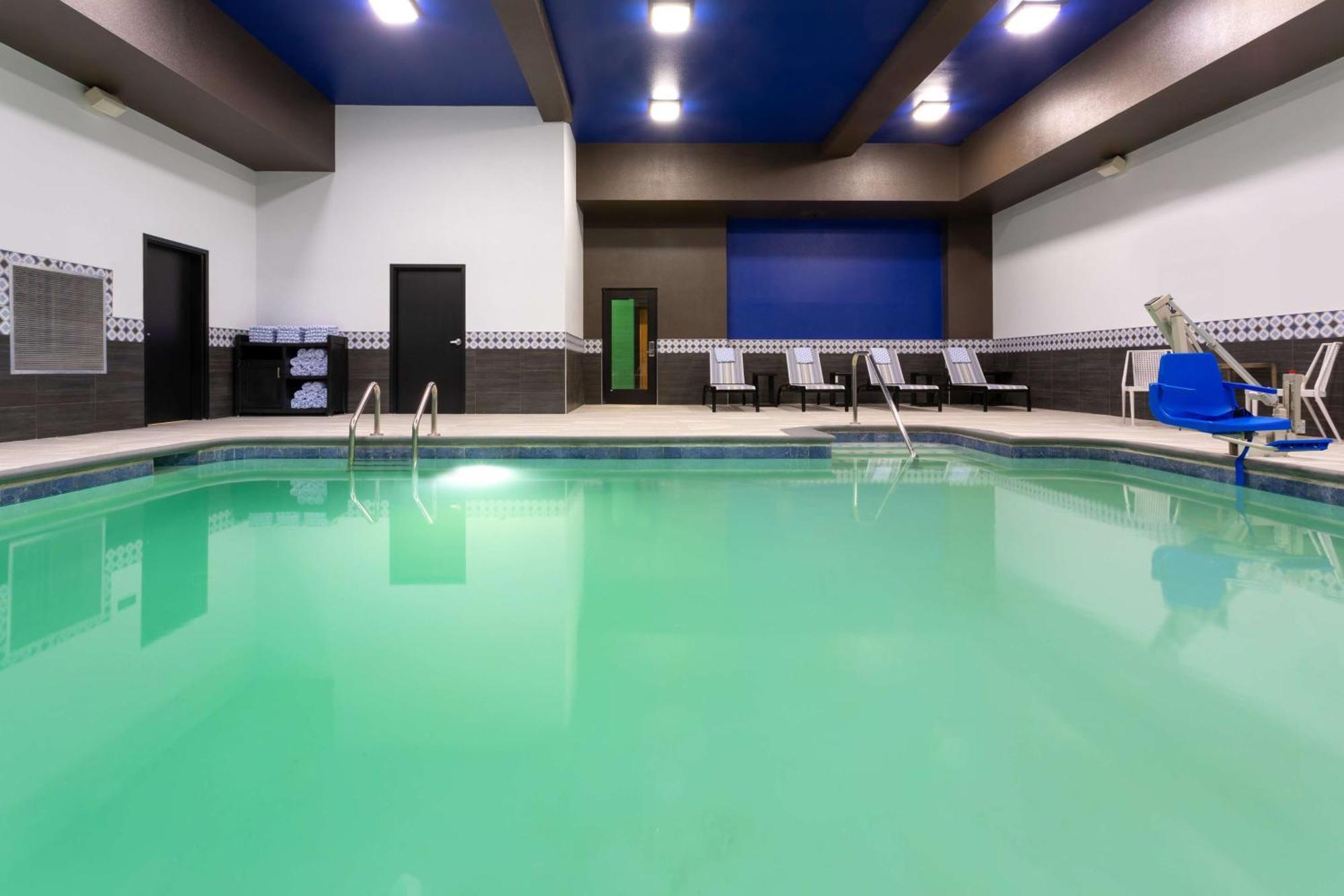 Hilton Garden Inn Hays, Ks Екстериор снимка