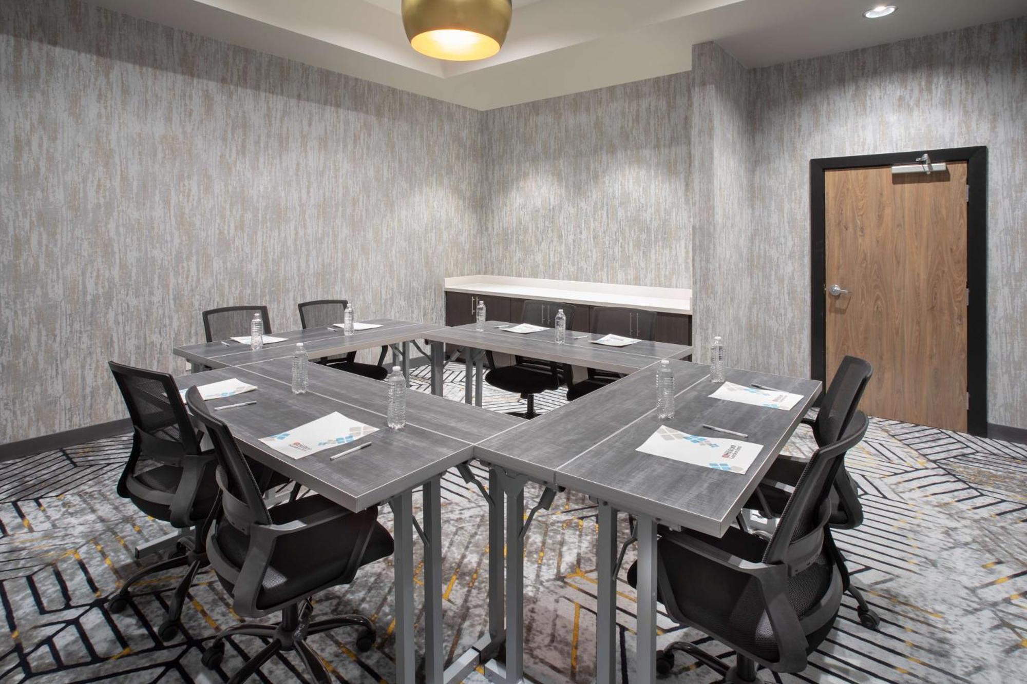 Hilton Garden Inn Hays, Ks Екстериор снимка